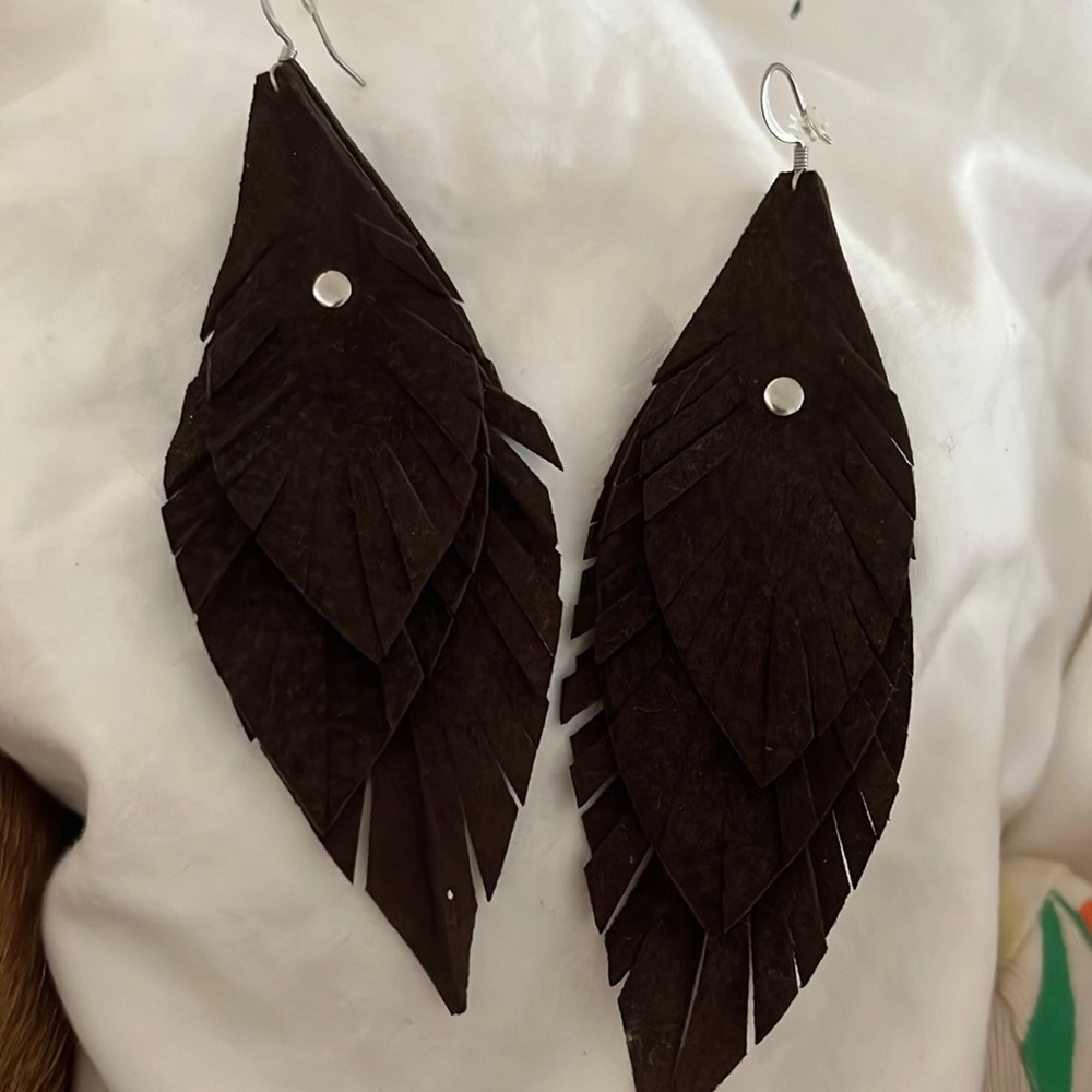 Feather earrings in great shape in brown
